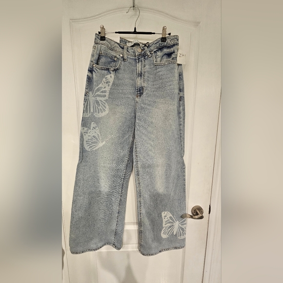 BNWT Wide Leg Jeans with cute and subtle white butterfly design. - Picture 2 of 4